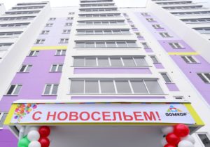 Новый дом, построенный по программе социальной ипотеки в Набережных Челнах. Квартиры в новом доме получили бюджетники, многодетные и молодые семьи и 92 семьи медицинских работников. Максим Богодвид / РИА Новости