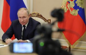 Президент РФ Владимир Путин проводит в режиме видеоконференции совещание по ситуации в банковской сфере. Михаил Климентьев / РИА Новости