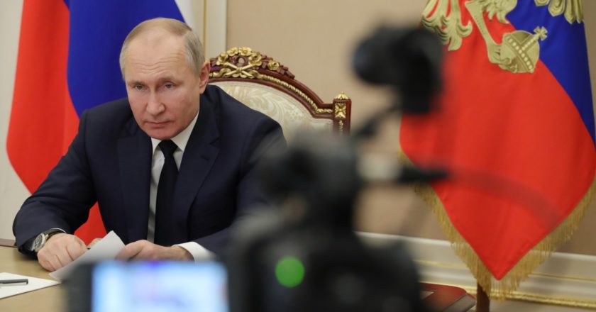 Президент РФ Владимир Путин проводит в режиме видеоконференции совещание по ситуации в банковской сфере. Михаил Климентьев / РИА Новости
