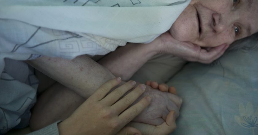 Участники фонда помощи домам престарелых "Старость в радость" в подшефном доме. Кирилл Каллиников / РИА Новости