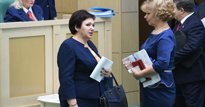 Член комитета Совета Федерации по социальной политике Елена Бибикова перед началом заседания Совета Федерации РФ. Илья Питалев / РИА Новости