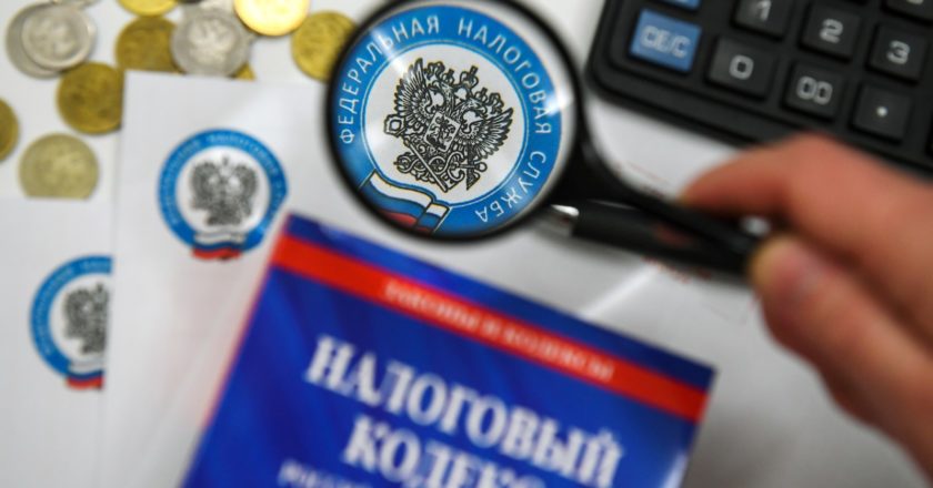 Нина Зотина / РИА Новости Монеты России, налоговый кодекс РФ и конверты с логотипом ФНС РФ. Госдума приняла закон об увеличении налога на добавленную стоимость с 18 до 20 процентов. НДС повысится с 1 января 2019 года.