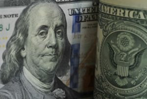 Фрагмент банкноты номиналом 100 долларов США. Алексей Сухоруков / РИА Новости
