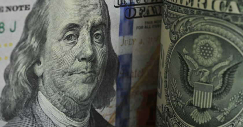 Фрагмент банкноты номиналом 100 долларов США. Алексей Сухоруков / РИА Новости