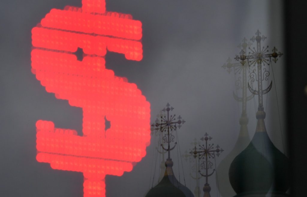 Электронное табло с символикой доллара на одной из улиц в Москве. Евгений Биятов / РИА Новости