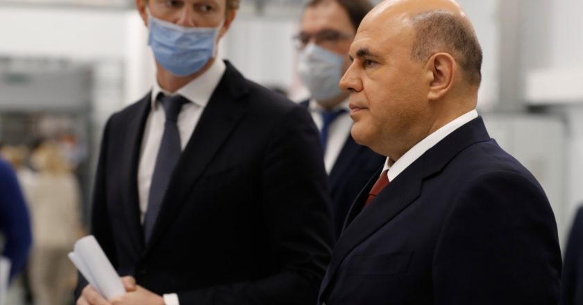 Председатель правительства РФ Михаил Мишустин во время посещения нового Федерального центра обработки данных ФНС России. Слева - руководитель Федеральной налоговой службы РФ Даниил Егоров. Дмитрий Астахов / РИА Новости