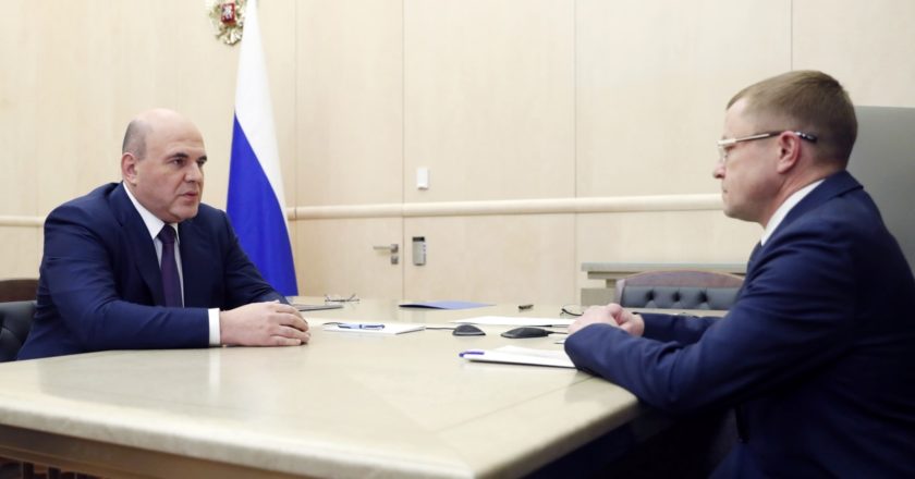Председатель правительства РФ Михаил Мишустин и президент общероссийской общественной организации малого и среднего предпринимательства "Опора России" Александр Калинин (справа) во время встречи. Дмитрий Астахов / РИА Новости