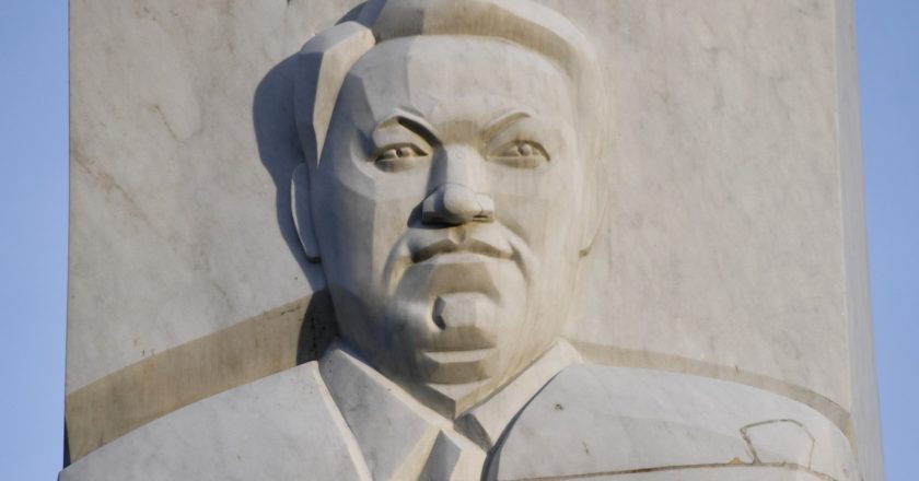 Фрагмент памятника первому президенту РФ Бориса Ельцина. Павел Лисицын / РИА Новости