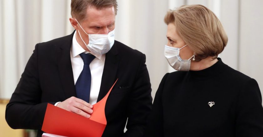 Министр здравоохранения РФ Михаил Мурашко и руководитель Федеральной службы по надзору в сфере защиты прав потребителей и благополучия человека (Роспотребнадзор) - главный государственный санитарный врач РФ Анна Попова. Дмитрий Астахов / РИА Новости
