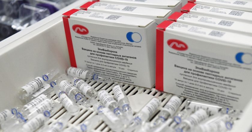 Упаковка инъекционных препаратов шприц-доза вакцины "ЭпиВакКорона" для профилактики COVID-19, произведенной на предприятии "Вектор-БиАльгам" в Новосибирске. Григорий Сысоев / РИА Новости