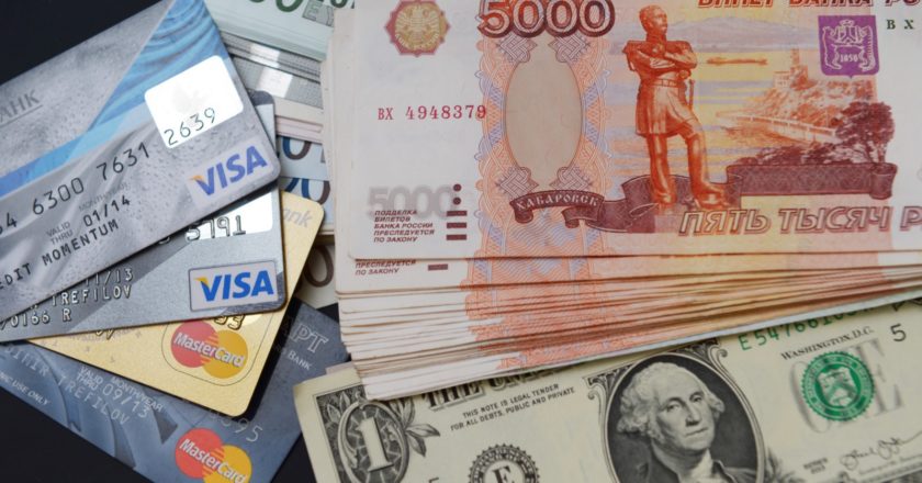 Банковские карты международных платежных систем VISA и MasterCard, купюры разных валют и разного номинала. Владимир Трефилов / РИА Новости