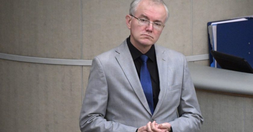 Заместитель руководителя фракции политической партии "Справедливая Россия", член комитета Государственной Думы РФ по труду, социальной политике и делам ветеранов Олег Шеин на пленарном заседании Государственной Думы РФ. Владимир Федоренко / РИА Новости