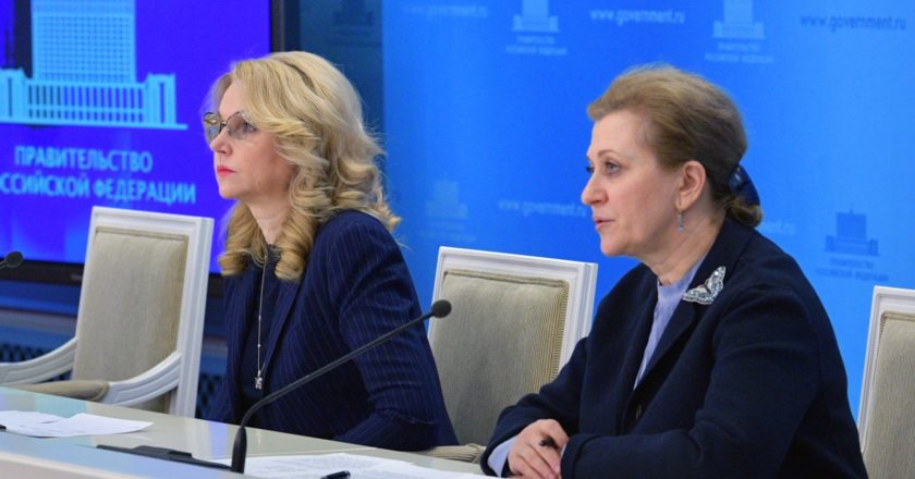 Председатель оперативного штаба по предупреждению завоза и распространения новой коронавирусной инфекции на территории России, заместитель председателя правительства РФ Татьяна Голикова (слева) и руководитель Федеральной службы по надзору в сфере защиты прав потребителей и благополучия человека (Роспотребнадзор) - главный государственный санитарный врач РФ Анна Попова во время брифинга по ситуации с коронавирусной инфекцией COVID-19. Александр Астафьев / РИА Новости