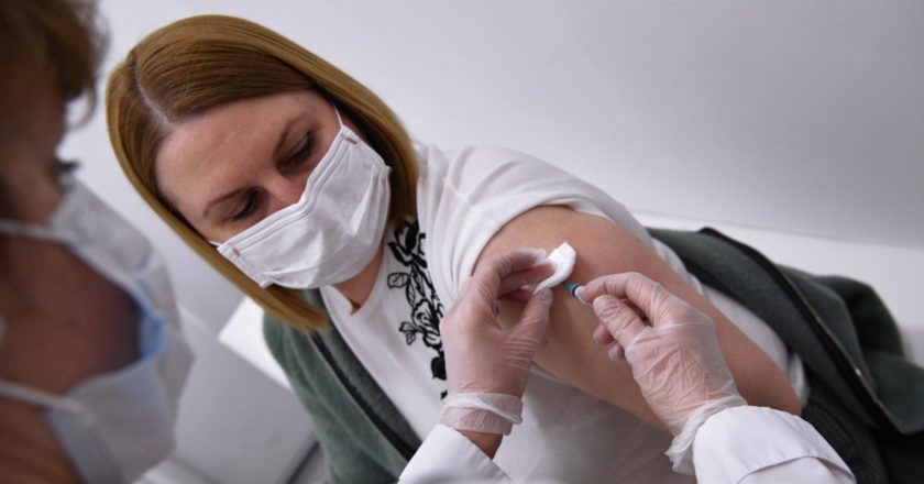 Женщина вакцинируется от COVID-19. Евгений Биятов / РИА Новости