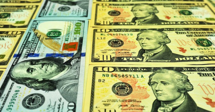 Банкноты номиналом 10 и 100 долларов США. Алексей Сухоруков / РИА Новости