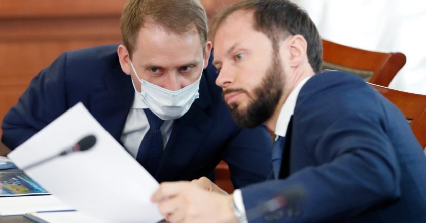 Министр РФ по развитию Дальнего Востока и Арктики Александр Козлов (слева) и заместитель руководителя Федеральной антимонопольной службы Виталий Королев перед началом совещания об электроэнергетике и газификации Дальнего Востока. Дмитрий Астахов / РИА Новости