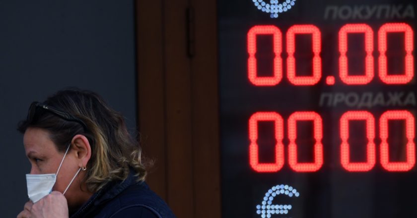 Девушка около электронного табло с курсами валют. Кирилл Каллиников / РИА Новости