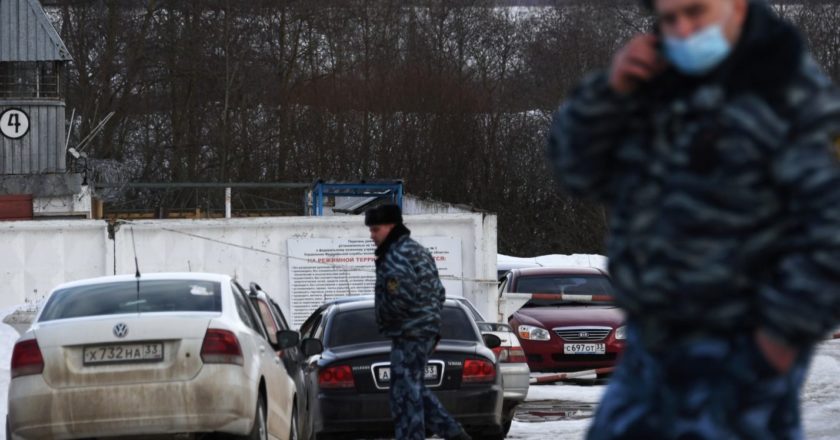 Сотрудники федеральной службы исполнения наказаний у следственного изолятора №3 "Кольчугино" во Владимирской области, где находится Алексей Навальный. Адвокат Навального Ольга Михайлова сообщила, что он останется в СИЗО до вступления в силу приговора о клевете на ветерана, который судья объединила вместе с решением Симоновского суда об отмене ему условного срока. Кирилл Каллиников / РИА Новости