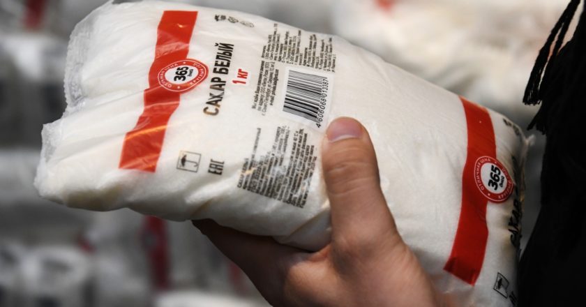 Упаковка сахара в руке покупателя в дискаунтере "365+". Александр Кряжев / РИА Новости