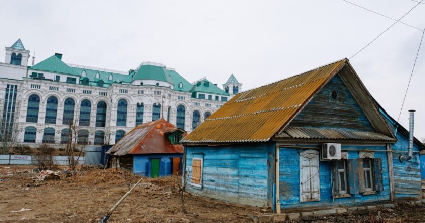 На первом плане - аварийный деревянный дом на одной из улиц в Астрахани. Администрация города признала аварийными более 600 астраханских домов. Павел Гирин / РИА Новости