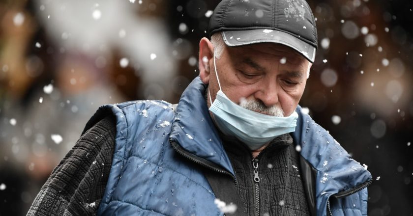 Пожилой мужчина в защитной маске. Константин Михальчевский / РИА Новости