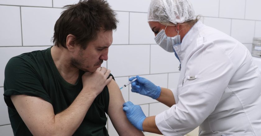 Мужчина вакцинируется от COVID-19 российской вакциной "Спутник V" ("Гам-КОВИД-Вак") в гипермаркете "Глобус" в Москве. Владимир Песня / РИА Новости