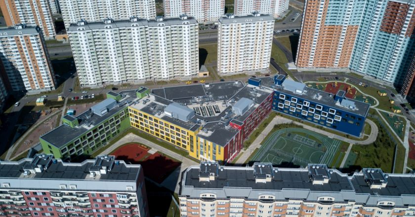 Самая большая школа в России (школа № 2048), открывшаяся в районе Некрасовка в Москве. Максим Блинов / РИА Новости
