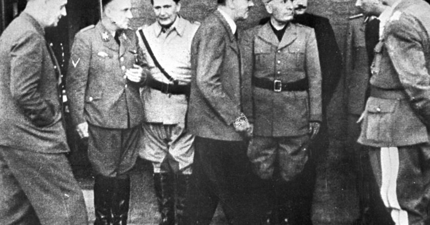 Слева направо: министр иностранных дел Германии Иоахим фон Риббентроп, рейхсляйтер Мартин Борман, рейхсмаршал Герман Геринг, фюрер Адольф Гитлер, дуче Бенито Муссолини около квартиры А. Гитлера после попытки покушения на него 20 июля 1944 года. РИА Новости / РИА Новости