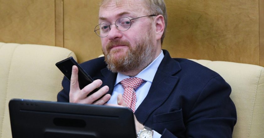Депутат, член комитета по развитию гражданского общества, вопросам общественных и религиозных объединений Государственной Думы РФ Виталий Милонов перед началом пленарного заседания Государственной Думы РФ. Максим Блинов / РИА Новости