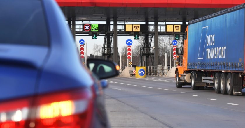 Пункт взимания платы (ПВП) на трассе М-11 Москва — Санкт-Петербург. Алексей Куденко / РИА Новости