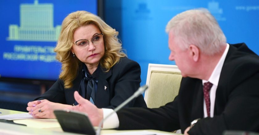 Заместитель председателя правительства РФ Татьяна Голикова и председатель Федерации независимых профсоюзов России (ФНПР) Михаил Шмаков перед церемонией подписания генерального соглашения между общероссийскими объединениями профсоюзов, работодателей и правительством РФ на 2021-2023 годы. Григорий Сысоев / РИА Новости