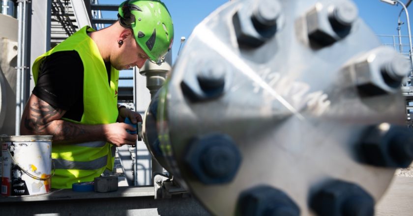 Специалист работает на территории газораспределительного центра магистрального газопровода "Северный поток-2". Дмитрий Лельчук / РИА Новости