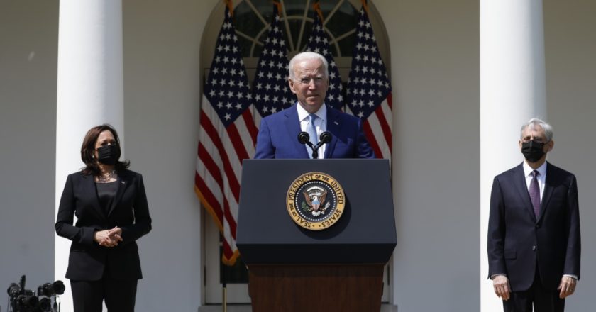 Вице-президент США Камала Харрис, президент США Джо Байден и генеральный прокурор и глава минюста США Меррик Гарланд (слева направо) во время брифинга в Вашингтоне. Стрингер / РИА Новости