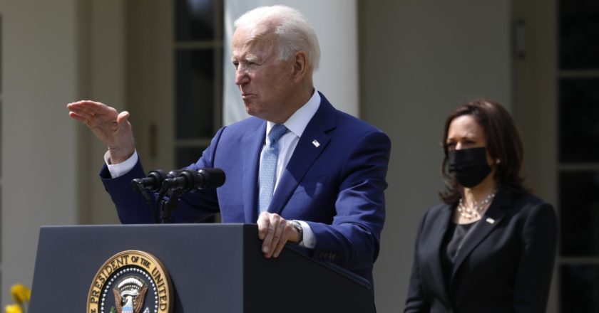 Президент США Джо Байден во время брифинга в Вашингтоне. Справа – вице-президент США Камала Харрис. Стрингер / РИА Новости