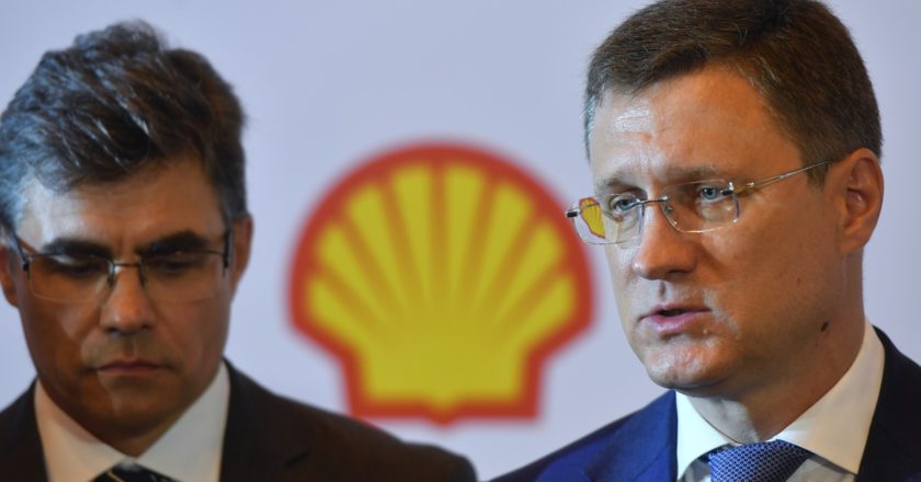 Заместитель председателя правительства РФ Александр Новак (справа) и генеральный директор ООО "Шелл Нефть" Сергей Стародубцев. Алексей Куденко / РИА Новости