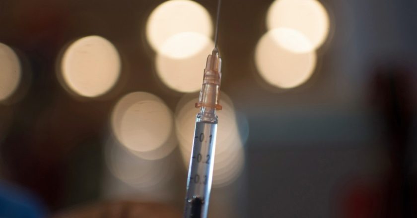 Шприц с вакциной от COVID-19 для вакцинации жителей. Магда Хибелли / РИА Новости