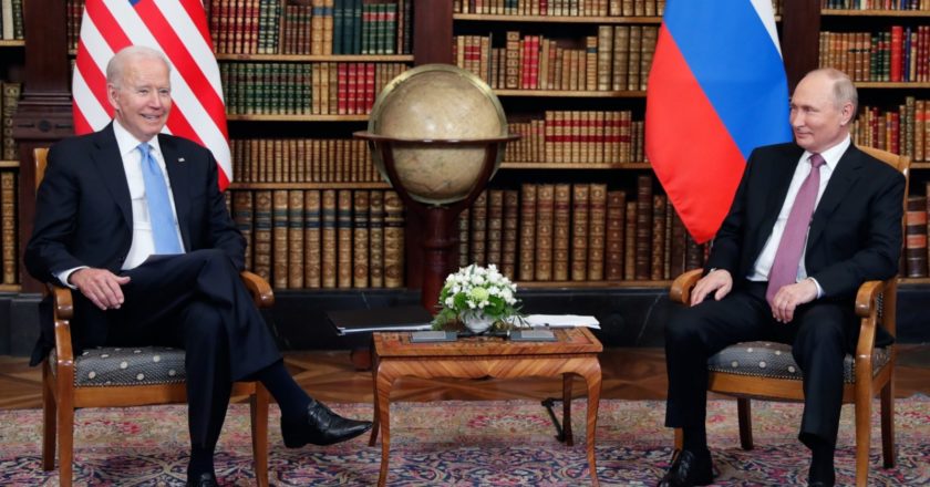 Президент РФ Владимир Путин и президент США Джо Байден (слева) во время встречи в Женеве на вилле Ла Гранж. Михаил Метцель / POOL