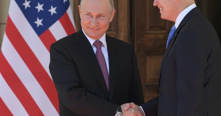 Президент РФ Владимир Путин и президент США Джо Байден (справа) во время встречи в Женеве на вилле Ла Гранж. Сергей Гунеев / РИА Новости