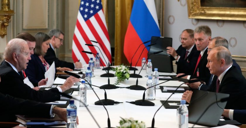 Президент РФ Владимир Путин и президент США Джо Байден (слева) во время российско-американских переговоров в расширенном составе на вилле Ла Гранж в Женеве. Михаил Метцель / POOL