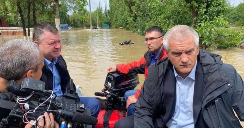 Глава Республики Крым Сергей Аксёнов (справа) осматривает подтопленные районы в Керчи из-за ливней. В Крыму прошли сильные дожди, вызвавшие подтопления. Изображение является раздаточным материалом, предоставлено третьей стороной. Только редакционное использование. Запрет на архивирование, коммерческое использование, рекламную кампанию. Пресс-служба администрации города Керчь