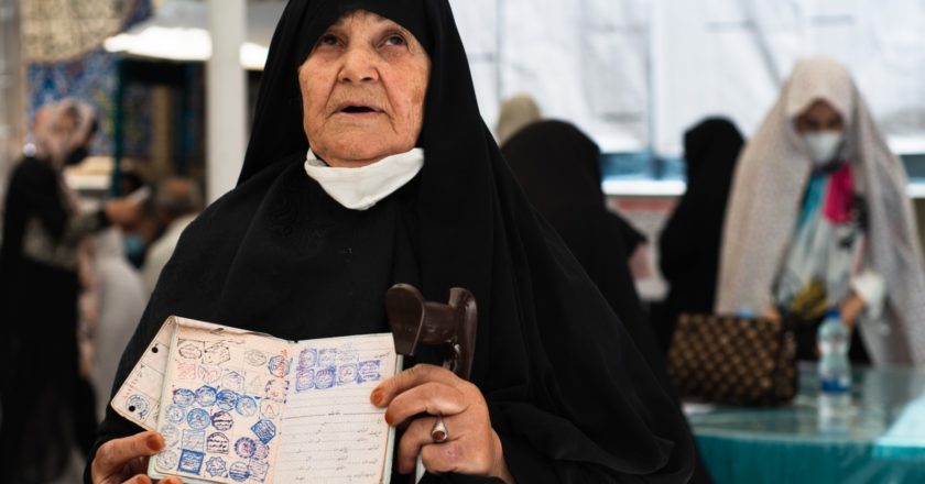 Женщина на избирательном участке в мечети Имамзаде Салех в Тегеране. 18 июня в Иране проходят президентские выборы. Антон Быстров / РИА Новости