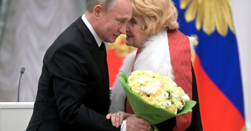 Президент РФ Владимир Путин и народная артистка СССР, президент МХАТ имени Максима Горького Татьяна Доронина, удостоенная ордена "За заслуги перед Отечеством" I степени. Сергей Гунеев / РИА Новости