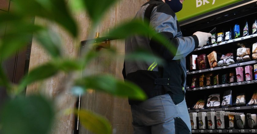 Сотрудник сетевого магазина продуктов питания "ВкусВилл". Евгений Биятов / РИА Новости