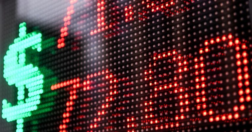 Электронное табло с информацией о курсе доллара на одной из улиц в Москве. Валерий Мельников / РИА Новости