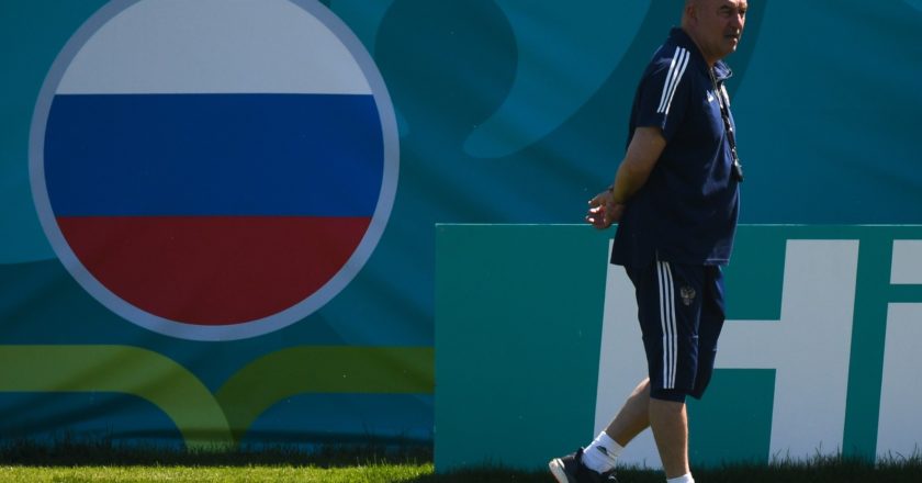 Главный тренер сборной России Станислав Черчесов на тренировке перед матчем 3-го тура группового этапа чемпионата Европы по футболу 2020. Рамиль Ситдиков / РИА Новости