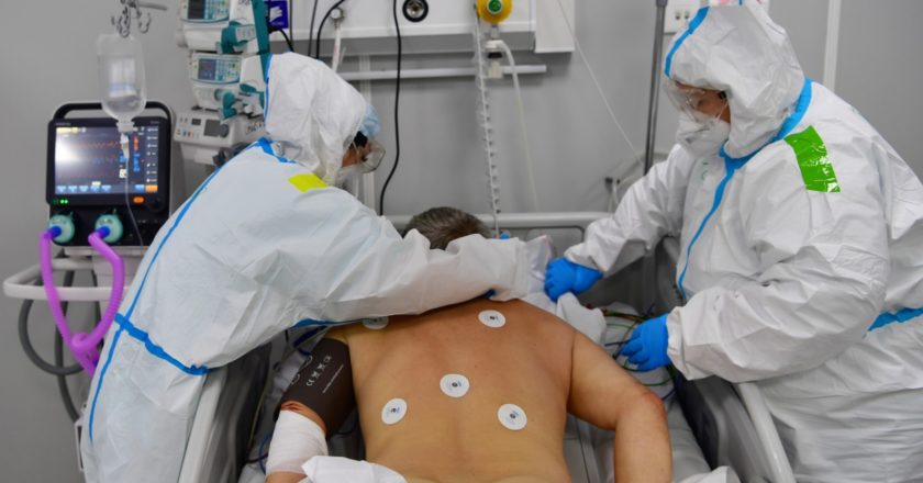 Мужчина в отделении реанимации во временном госпитале для пациентов с COVID-19 в конгрессно-выставочном центре "Сокольники" в Москве. Алексей Майшев / РИА Новости