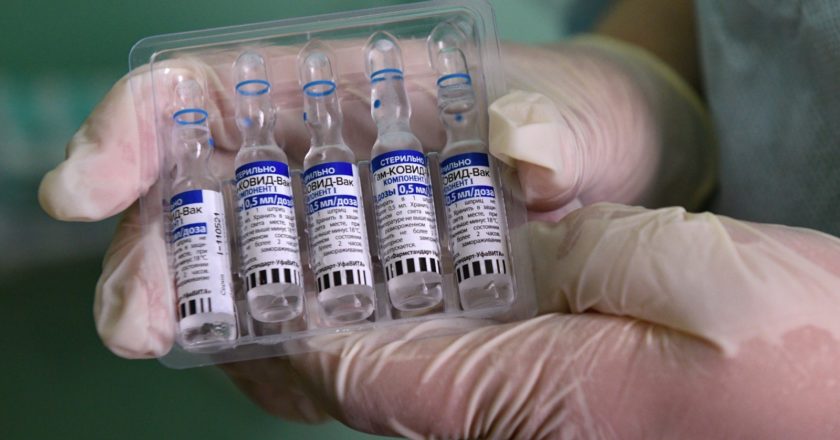 Медицинский сотрудник демонстрирует ампулы с российским препаратом от коронавирусной инфекции "Гам-Ковид-Вак" (Спутник V). Александр Гальперин / РИА Новости