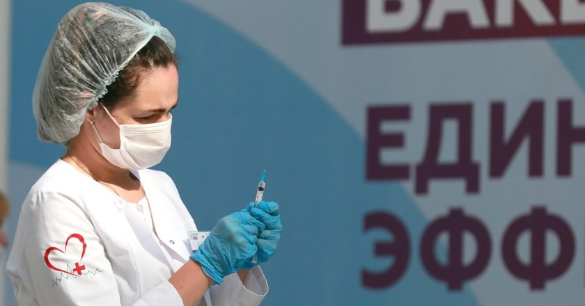 Медицинский работник держит в руках шприц с вакциной "Гам-Ковид-Вак" ("Спутник V") от COVID-19. Антон Денисов / РИА Новости