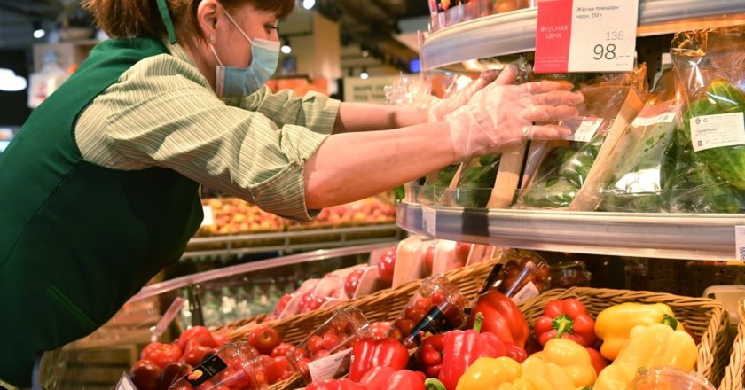 Продавец выкладывает овощи на прилавок в магазине "Азбука Вкуса" в Москве. Алексей Куденко / РИА Новости