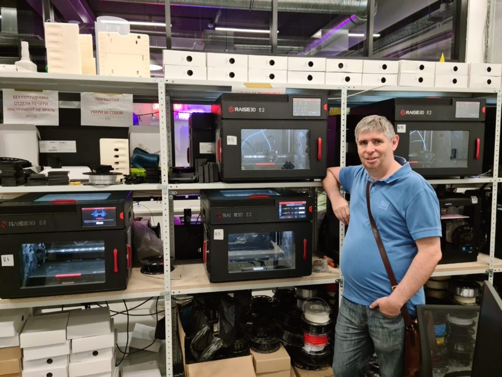 На фото ферма 3D-печати в компании 3D.RU